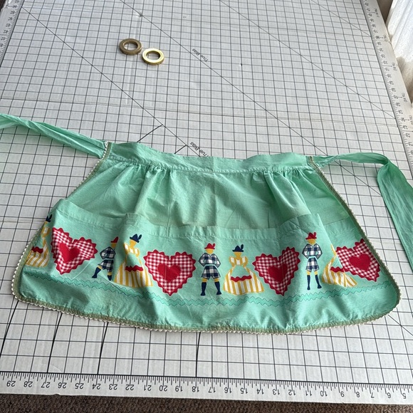 Vintage 1950s Novelty Apron – Mint Green with Gingham Hearts & Folk Dancers - Picture 5 of 15